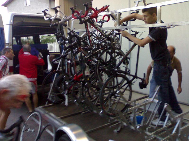 si caricano le bici....jpg
